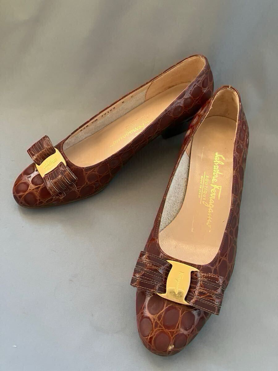 Salvatore Ferragamo サルヴァトーレフェラガモ ヴァラリボンパンプスクロコ型押し ブラウン系 サイズ6