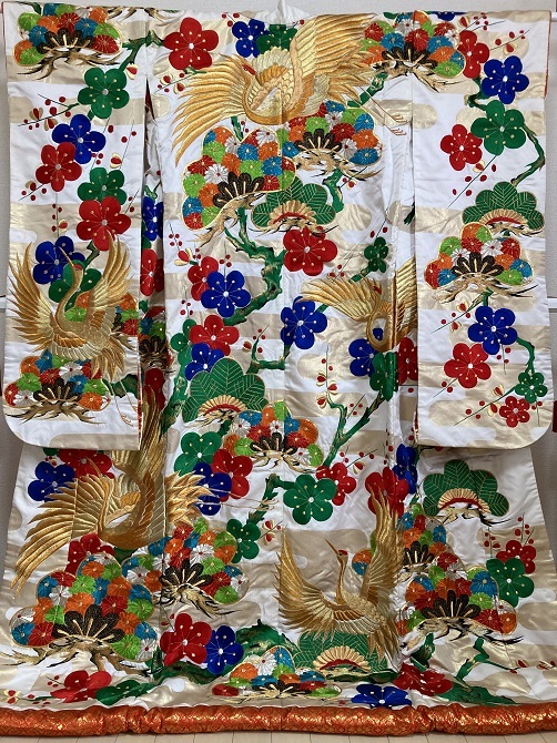 3、昭和レトロ◆絹・中古◆　鮮やかな刺繍　色打掛　金彩飛翔鶴　菊松梅　婚礼インテリア・・・◇丈182センチ裄66センチ袖105センチ