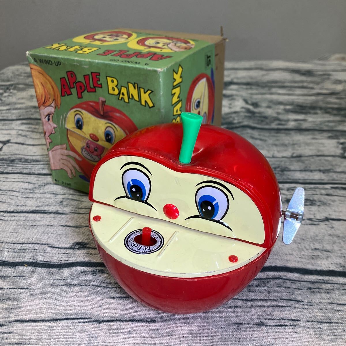 昭和レトロ 当時物 ヨネ アップルバンク りんごの貯金箱 ブリキ 昭和レトロ 当時物 ヨネ アップルバンク りんごの貯金箱 ブリキ