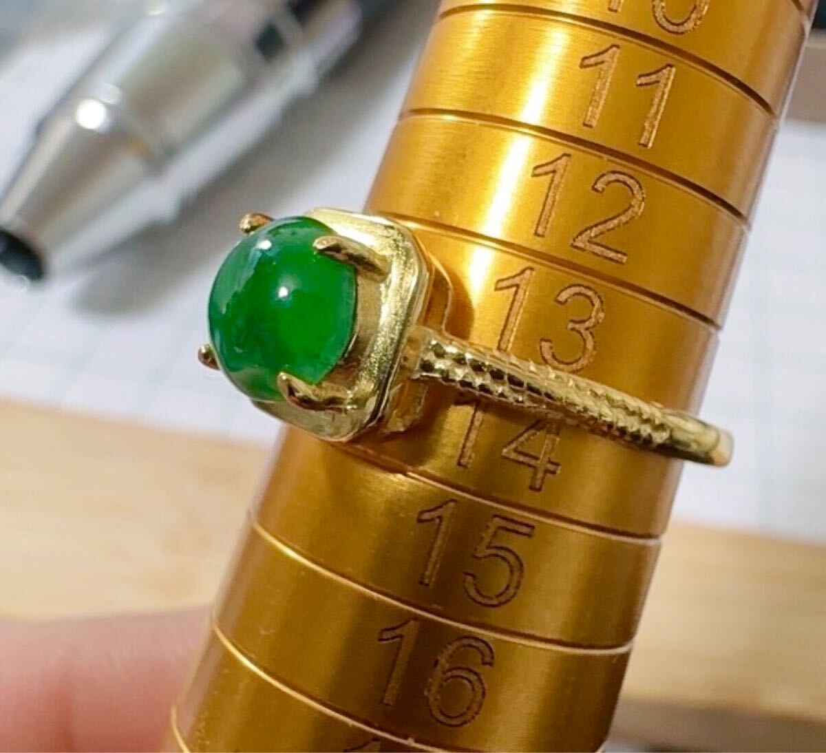 R2M-032 天然本翡翠《本物保証》 翡翠リング約13.5号 天然石 未処理 一点物 希少 縁起物 お守り パワーストーン_画像8