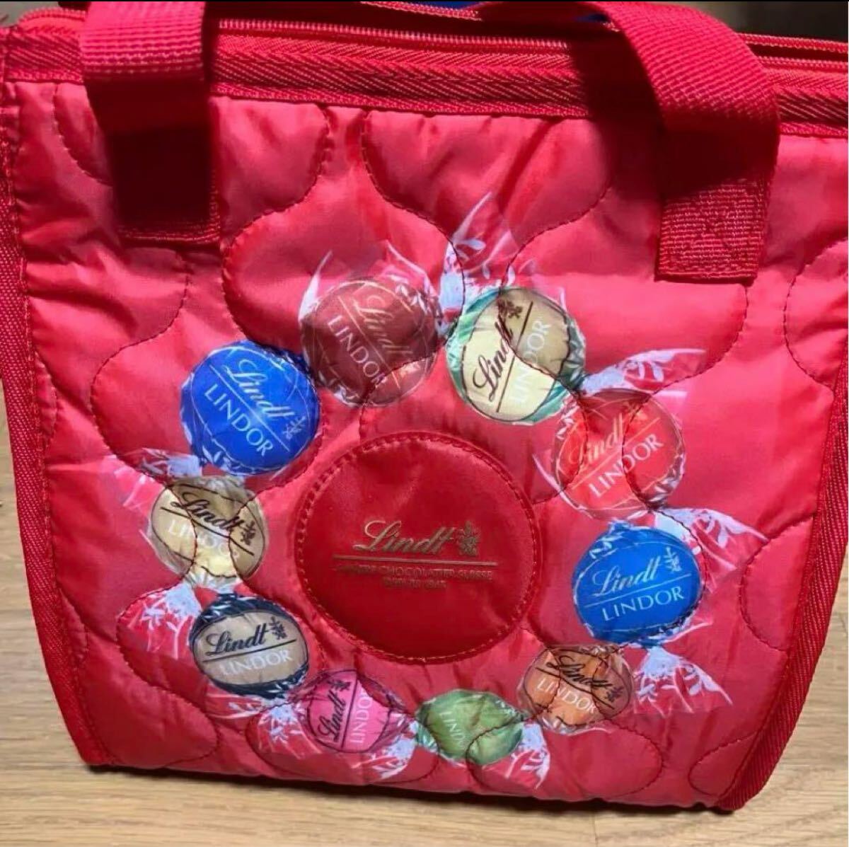 ★リンツ★保冷バッグ★赤★レッド★Lindt★LINDOR柄★リンドール柄★RED★マチ付き★チョコレート柄★ホリデー　バッグ★