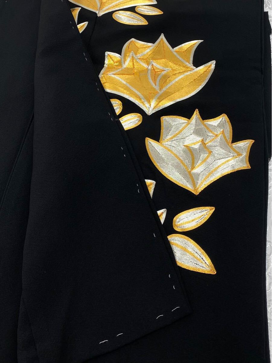 藤林徳扇 黒留袖 落款入 未仕立て品 仮絵羽 金駒 銀駒 薔薇 浜 藤林徳扇 黒留袖 落款入 未仕立て品 仮絵羽 金駒 銀駒 薔薇 浜