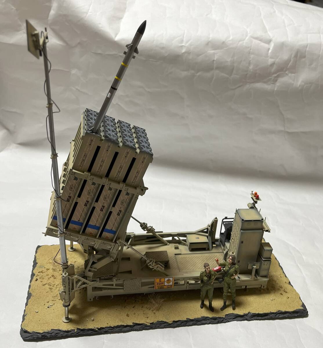 【冬バーゲン★特別送料無料!】 ★★★マジック・ファクトリー製 1/35アイアン・ドームの完成品の出品です。(限定版1/35女性兵士2体付です)★★★ 完成品
