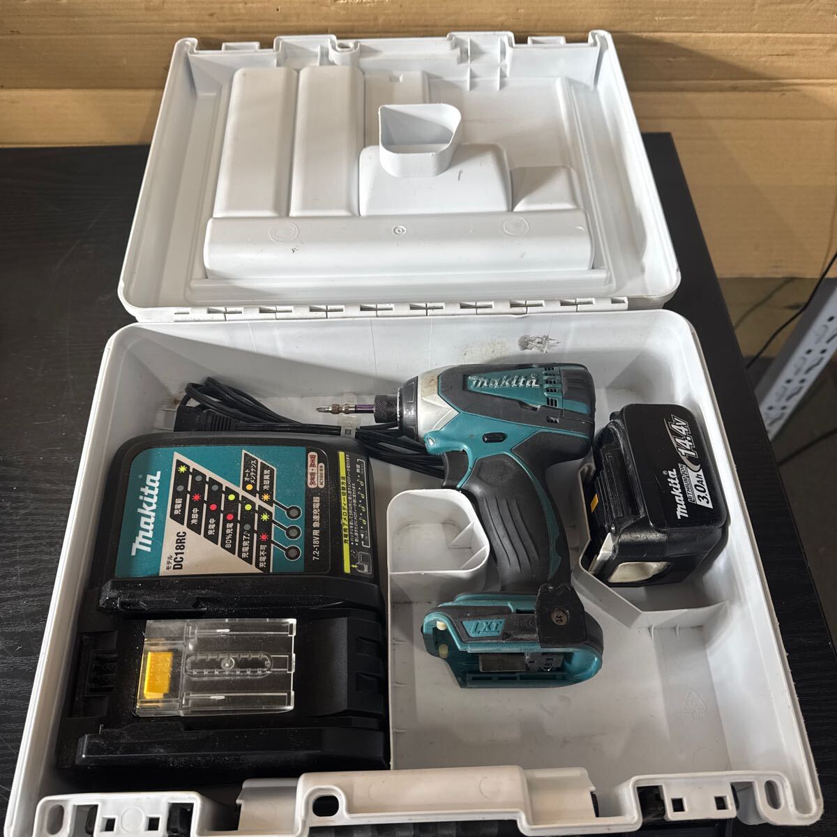 UTZ348 マキタ makita 充電式 インパクトドライバ TD134DX2 バッテリー1個 充電器 BL1430 DC18RCT DC14.4V 100V 動作確認済　現状品