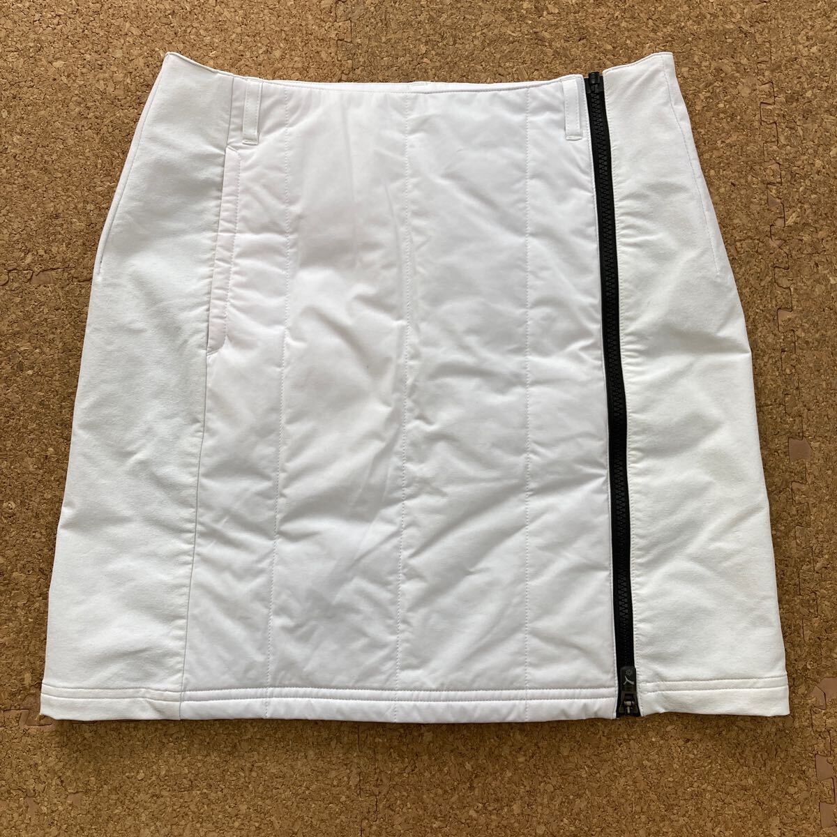 【美品】プーマ PUMA ゴルフウェア スカート スコート Mサイズ レディース 白 ゴルフ GOLF golf 台形スカート中綿入り