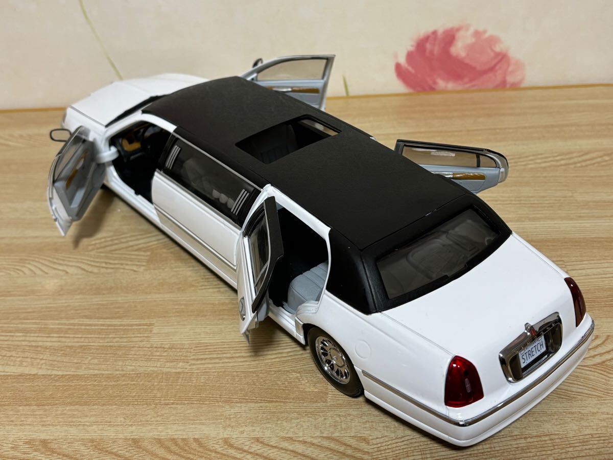 お買い得商店街 送料無料 1/18 ホワイト リムジン タウンカー リンカーン 乗用車