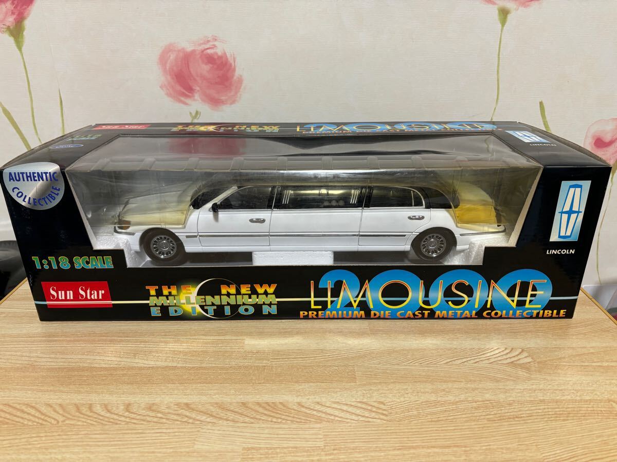NEWモデル 送料無料 ホワイト リムジン タウンカー リンカーン 1/18 乗用車