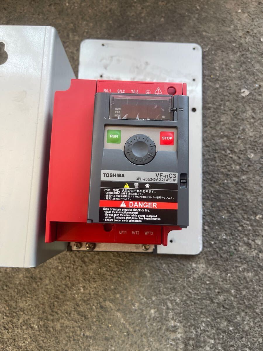 東芝シュネデール　2.2kw 三相200Vインバーター　VFNC3-2022P　簡単/小形インバータ VF-nC3シリーズ