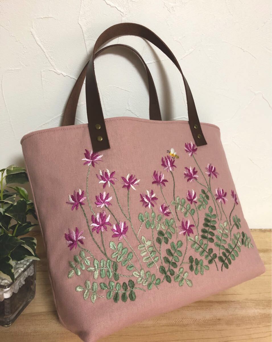 ハンドメイド☆手刺繍　 レンゲソウ & ミツバチ　トートバッグ