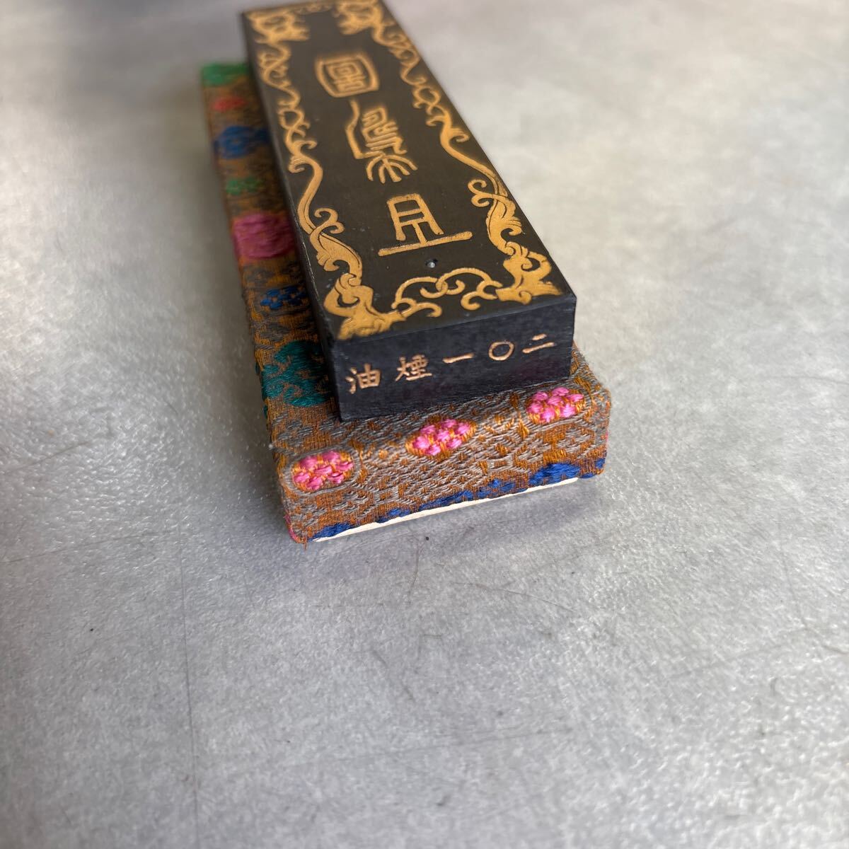 中国 墨 】百寿図 油煙一〇二 上海墨厰出品 文化大革命 古墨 中国 墨 】百寿図 油煙一〇二 上海墨厰出品 文化大革命 古墨