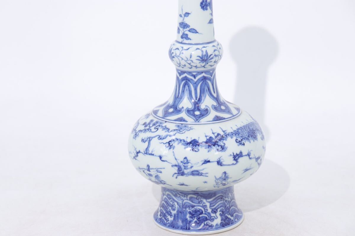 大明成化年製 款 染付 合戦図 長頸 花瓶 / 中国美術 青花 壺 明 大明成化年製 款 染付 合戦図 長頸 花瓶 / 中国美術 青花 壺 明