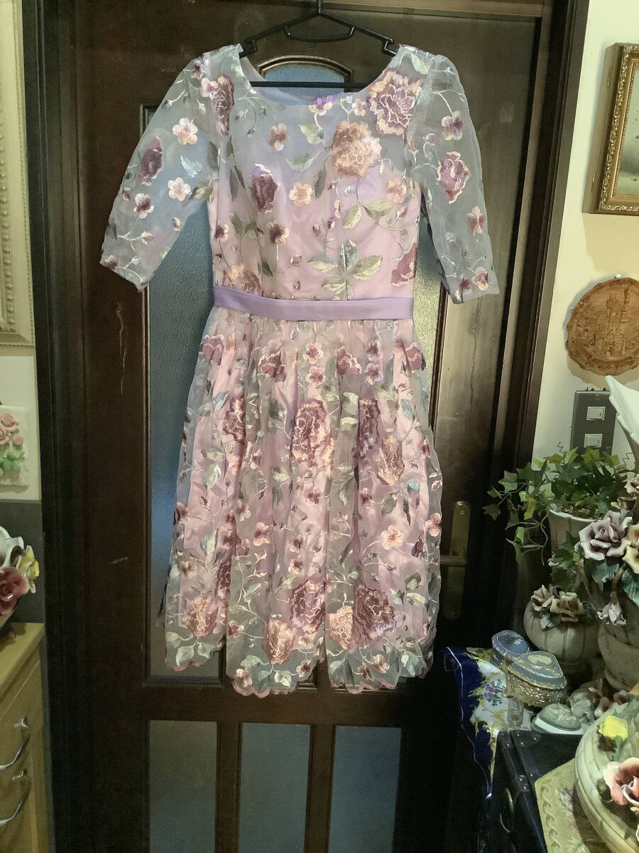 パーティー　ワンピース　紫色系　☆中古品☆ 花模様刺繍付き