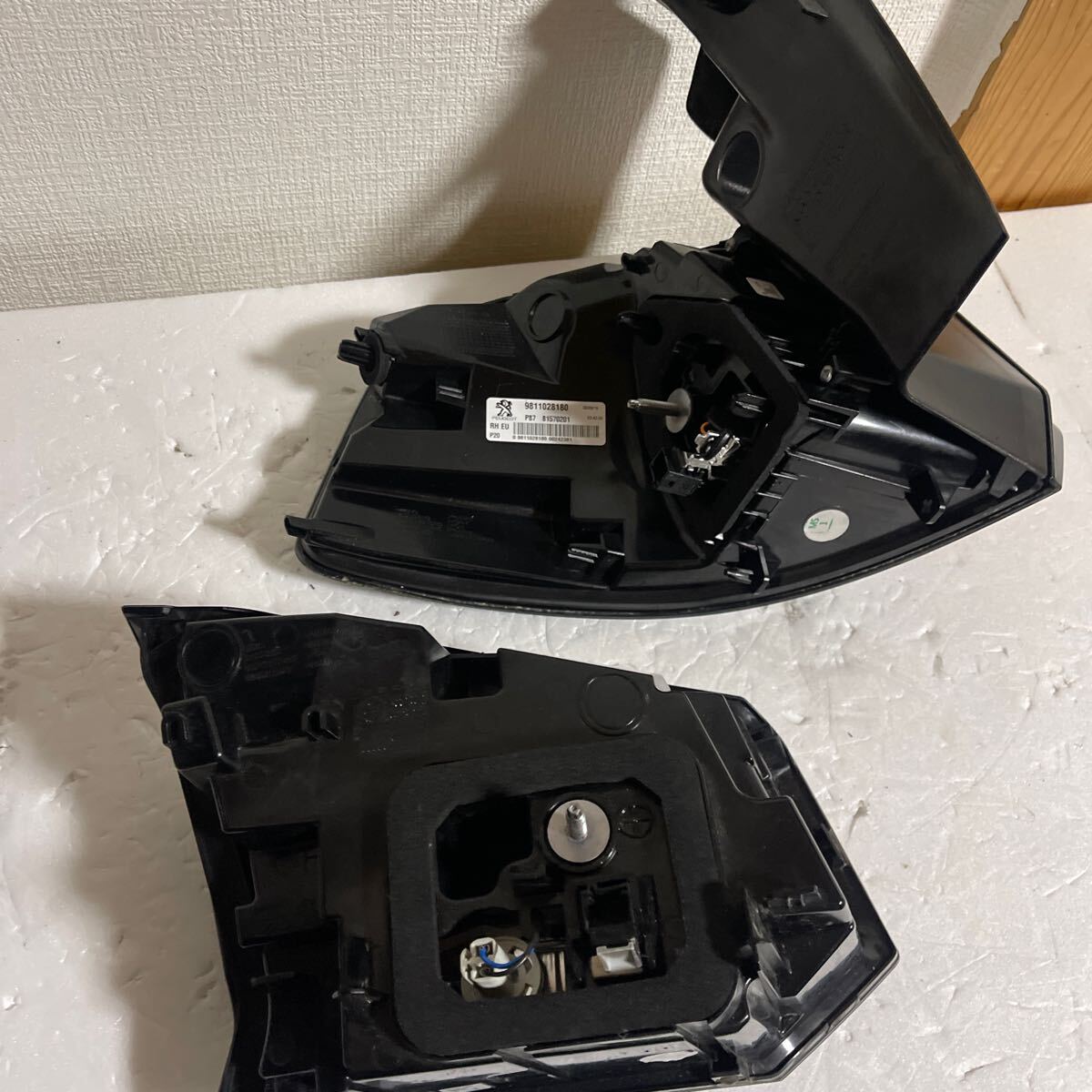 プジョー　5008　P87　右テール　LED　