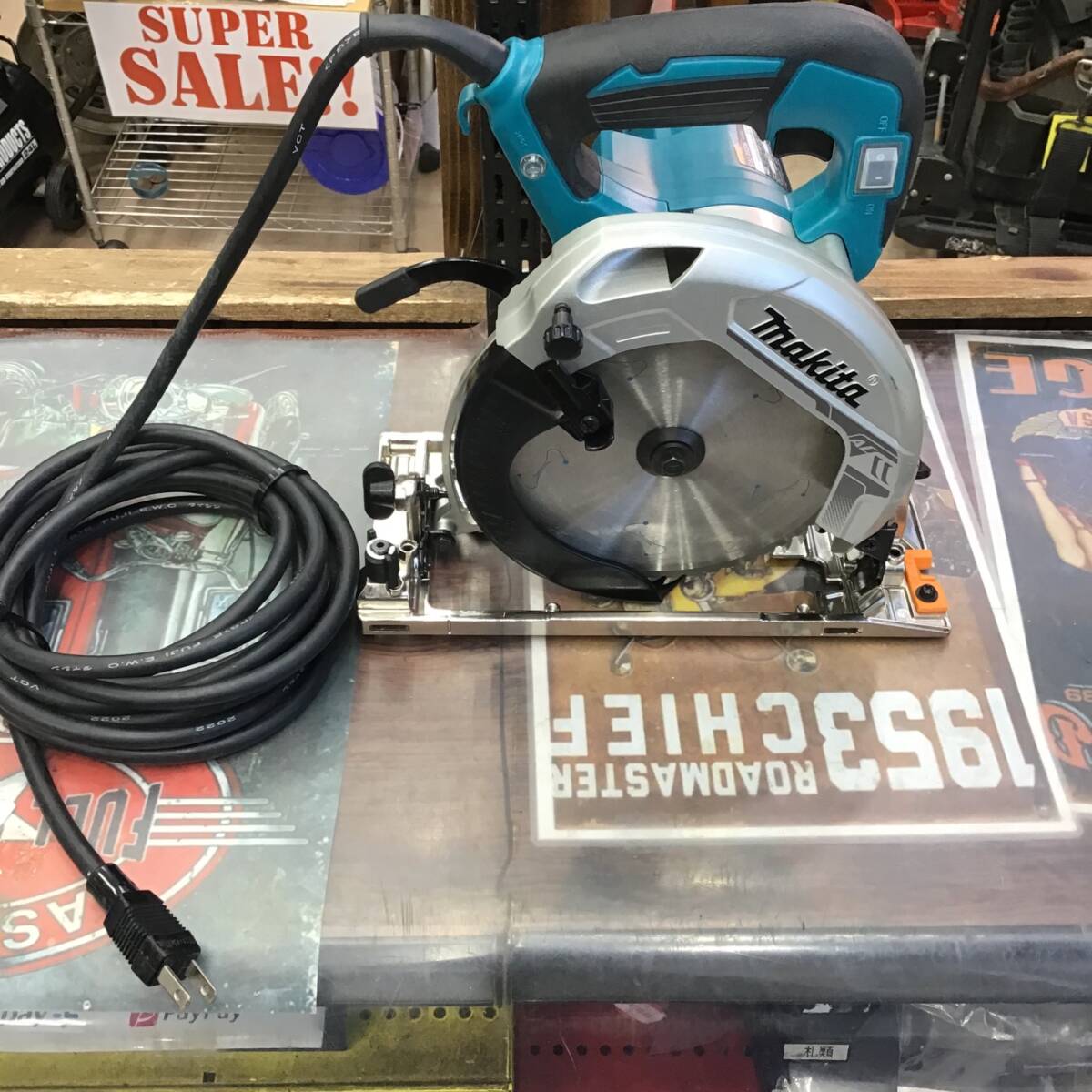 【中古品 / 動作品】★マキタ(makita) 電気マルノコ HS6301【格安出品♪】
