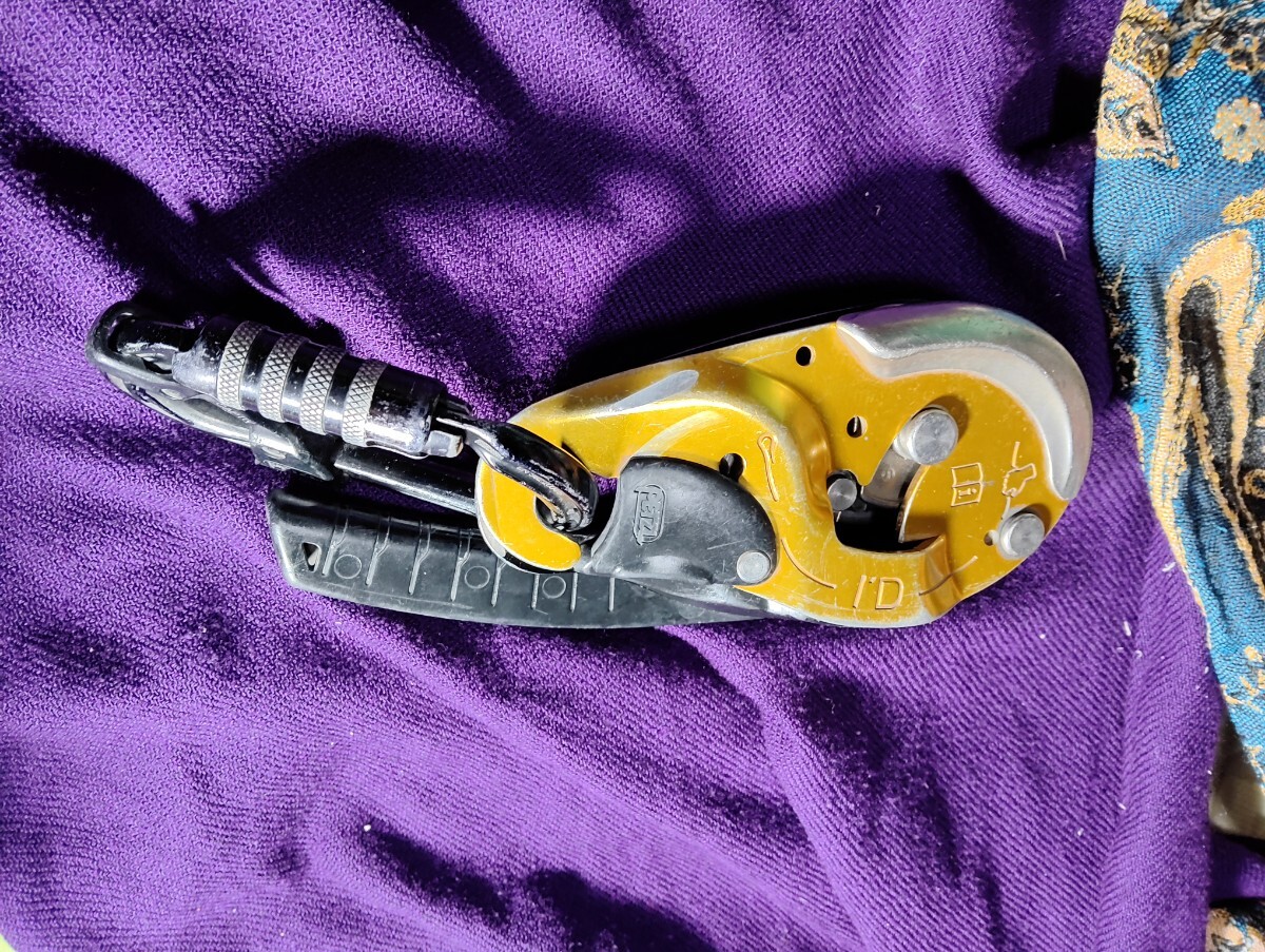 美品　ペツル アイディ PETZL ロッククライミング I'D ブレーキ ディセンダー 登山　アイディ　カロナビ付き　クライミング
