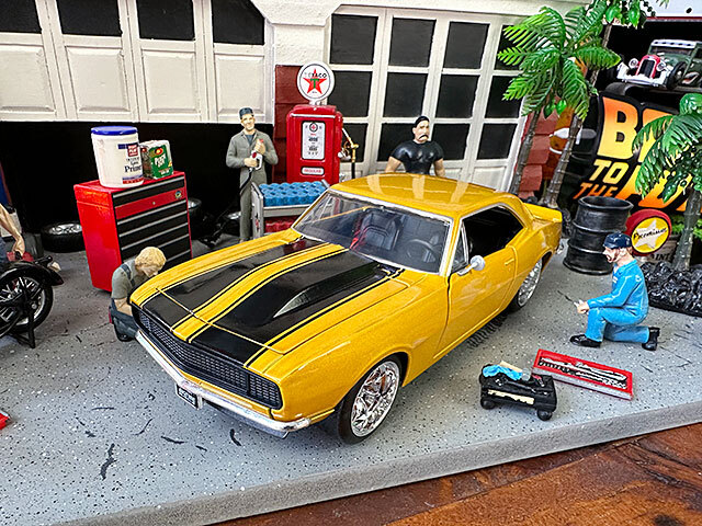 Jada　1967年　シボレー　カマロ　ダイキャストミニカー　1/24スケール　（ゴールド/ブラックストライプ）　アメリカン雑貨　アメリカ雑貨