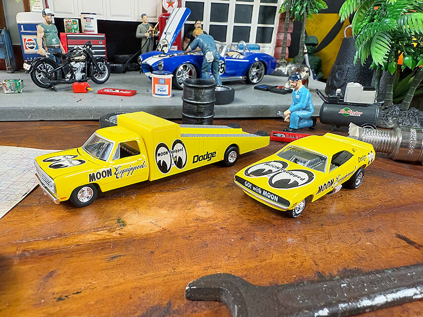 ムーンアイズ限定　M2　ミニカー　1974年　ダッジ　トラック　＆　1971年　ダッジ　チャレンジャー　ファニーカー　1/64　（2台セット）