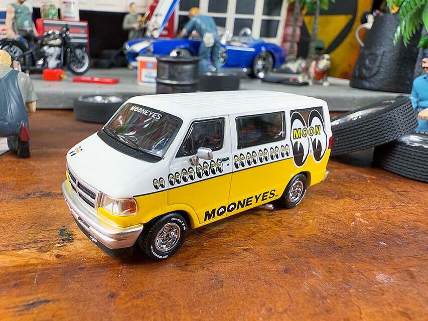ターマックワークス×ムーンアイズ　限定コラボミニカー　ダッジ　バン　ムーンアイズ　1/64スケール ■ アメリカン雑貨 アメリカ雑貨
