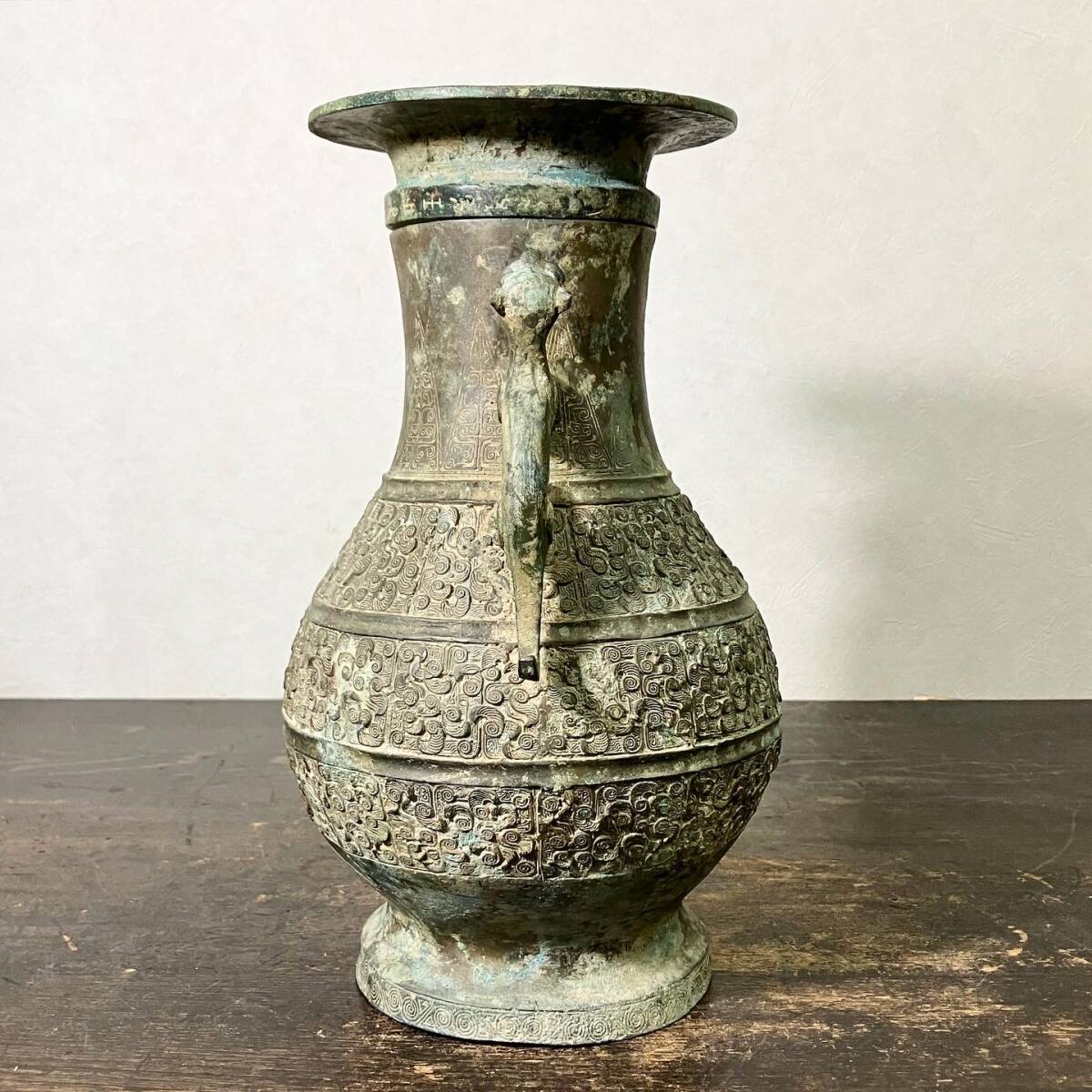 ★大人気商品★ 古銅造 時代物 京都⑫ 青銅双龍耳饕餮文蓋付花瓶 底 酒壷 蓋物 工芸品