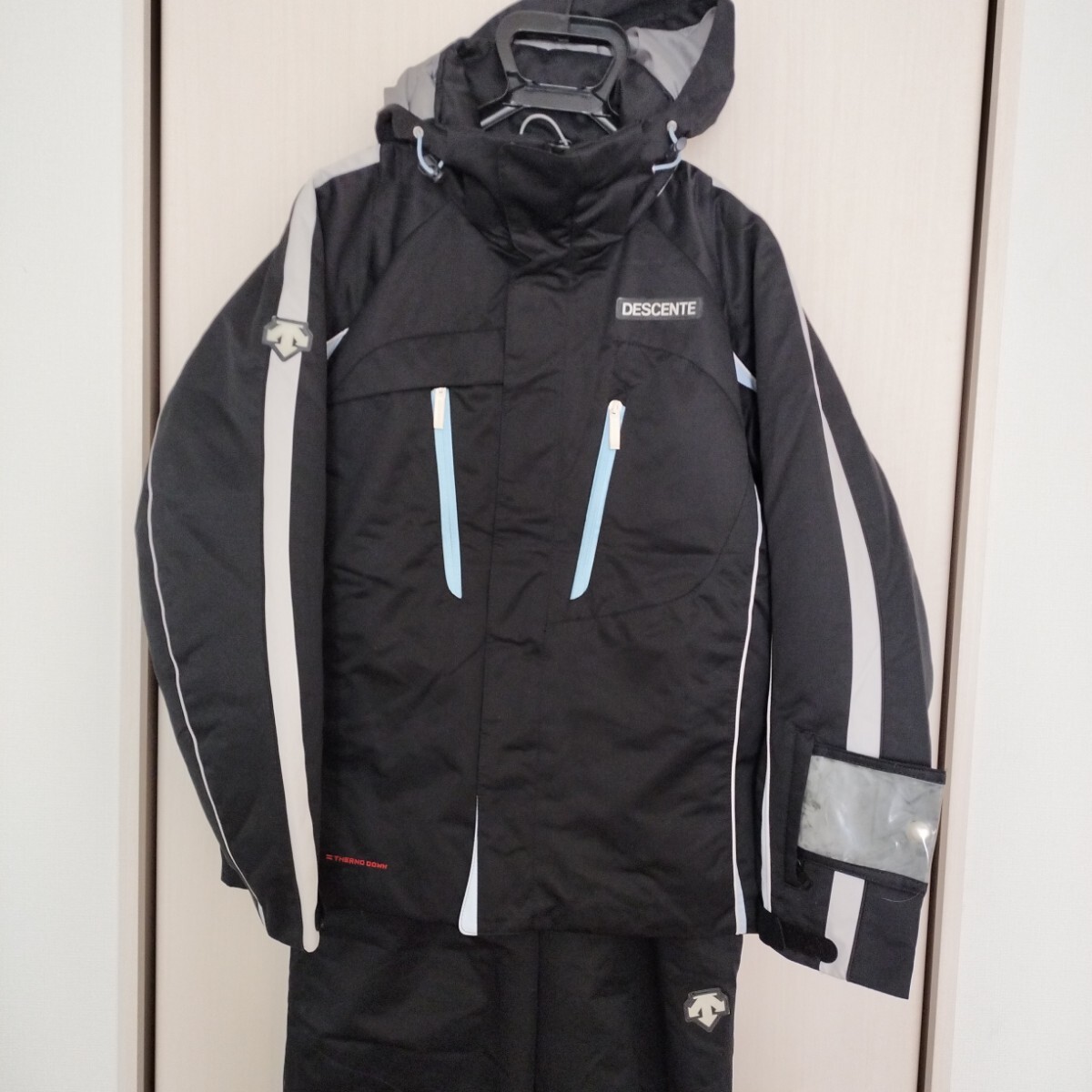 Mサイズ 】DESCENTE デサント スノボウェア スキーウェア Mサイズ 】DESCENTE デサント スノボウェア スキーウェア