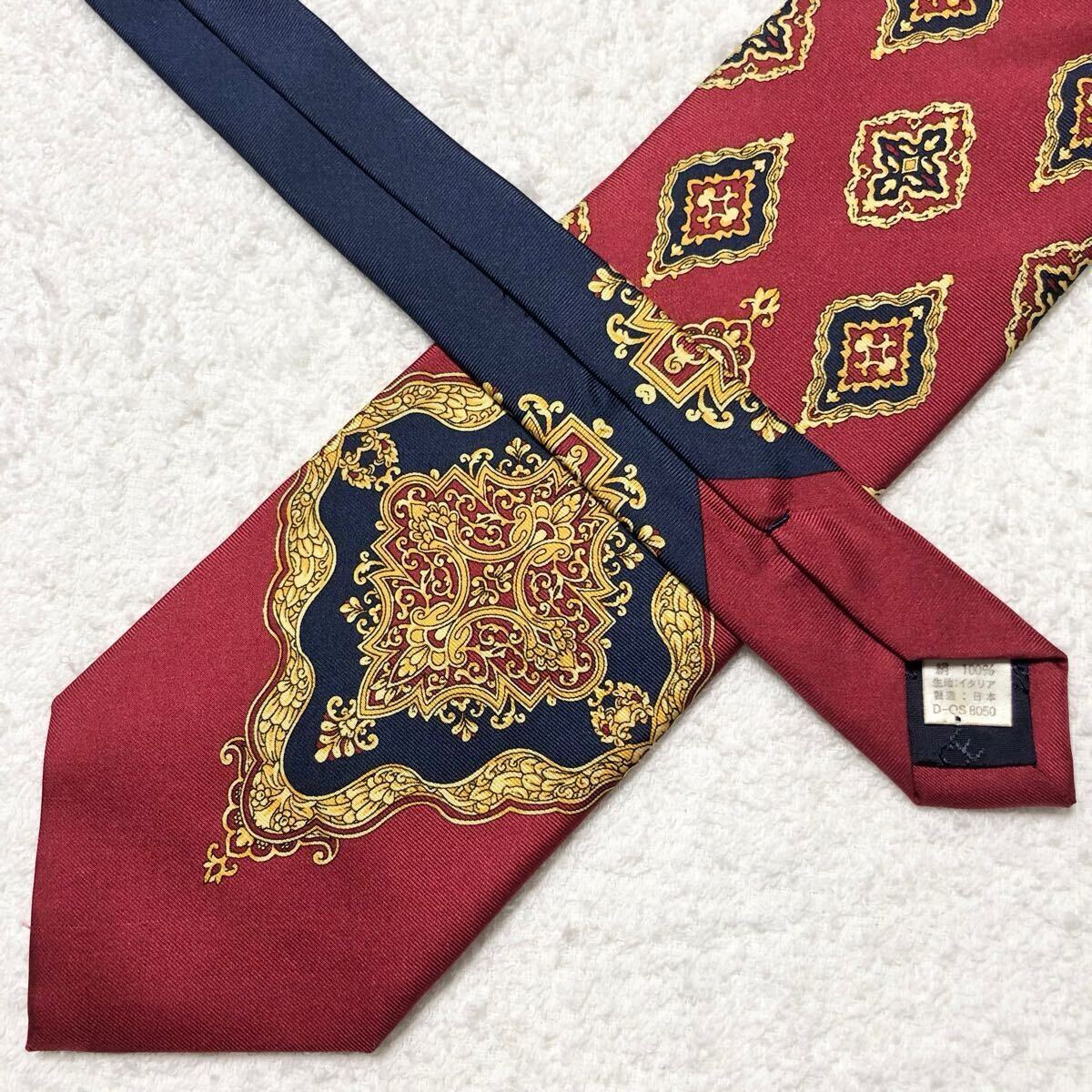 美品 VERSACE ヴェルサーチ ネクタイ スカーフ柄 ジュエリー 美品 VERSACE ヴェルサーチ ネクタイ スカーフ柄 ジュエリー