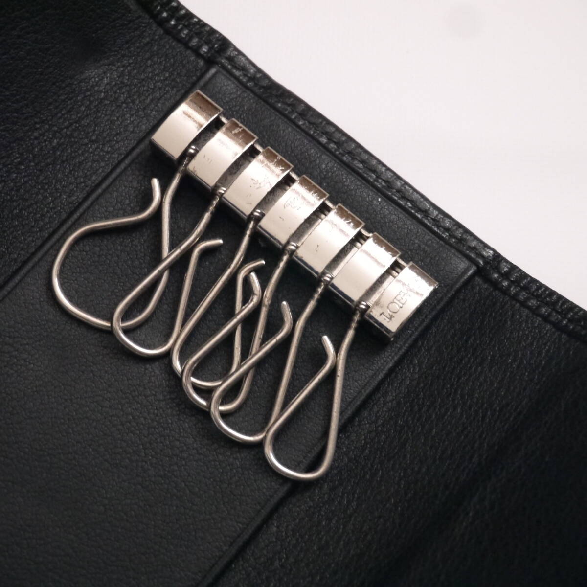 $ 美品 $ 激レア◆ LOEWE ◆ ロエベ ◆ ロゴプレート ◆ 本革 レザー製 ・ 6連キーケース ◆ 黒 ブラック系 × シルバー金具 ◆ 送料無料_画像8