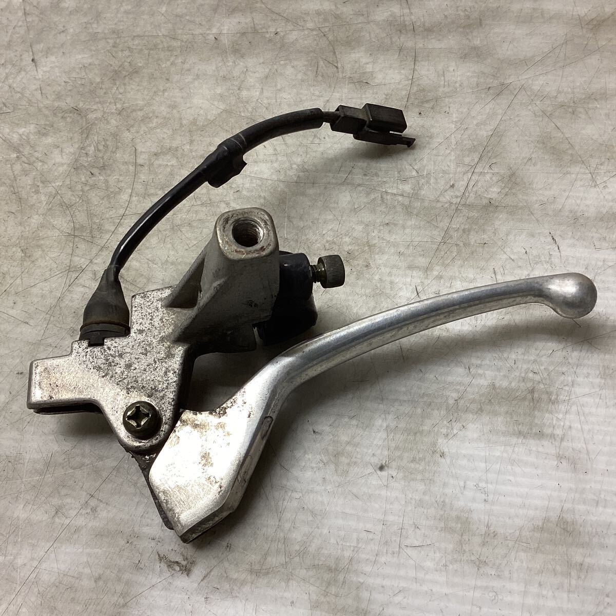 M37-1 ヤマハ シグナスX SE12J ブレーキ　レバー　ホルダー　左　動作確認済み 純正部品_画像1