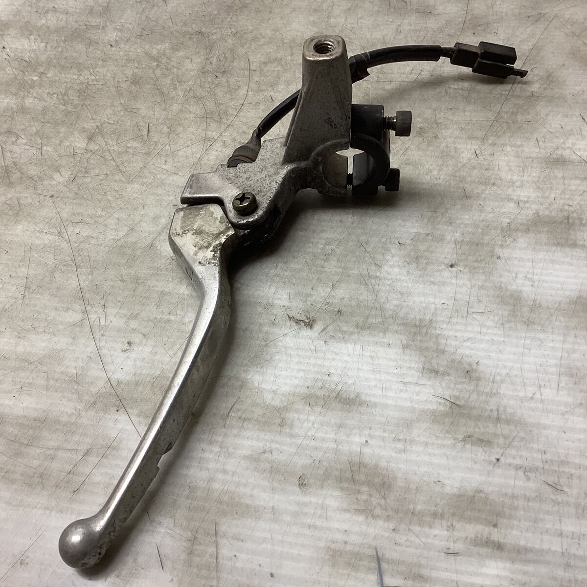 M37-1 ヤマハ シグナスX SE12J ブレーキ　レバー　ホルダー　左　動作確認済み 純正部品_画像2