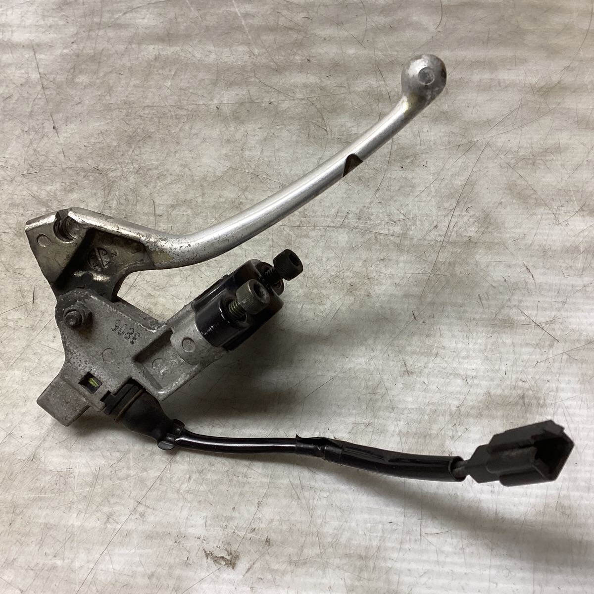 M37-1 ヤマハ シグナスX SE12J ブレーキ　レバー　ホルダー　左　動作確認済み 純正部品_画像3