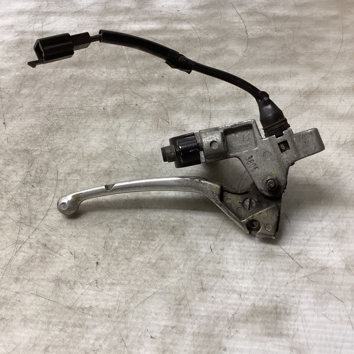 M37-1 ヤマハ シグナスX SE12J ブレーキ　レバー　ホルダー　左　動作確認済み 純正部品_画像5