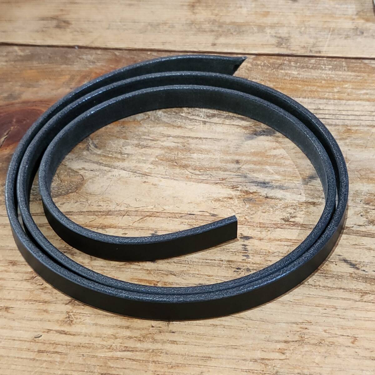 レザークラフト　ベルト用本革（BLACK）　幅14mm　 長さ 129cm　厚 3.5～4.0mm