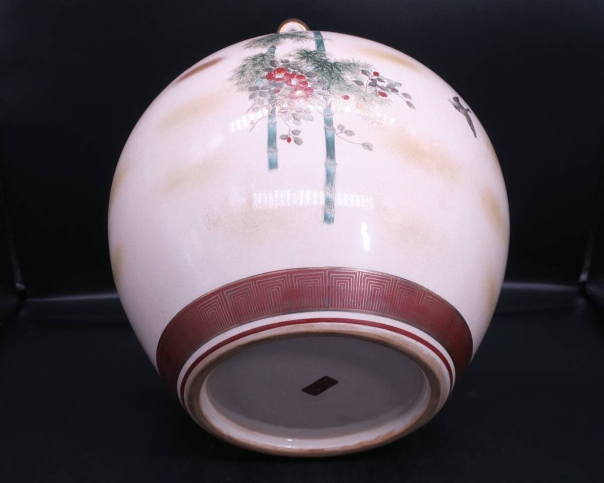 【薩摩焼の大洼／色絵花鳥文大壺／梅、椿、竹林に群れる雀／古薩摩／島津家家紋入り／高32.2ｃｍ】