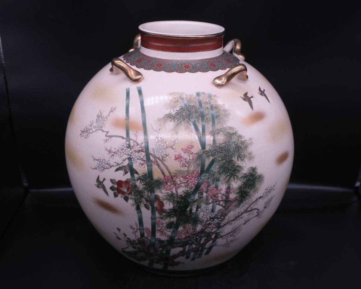 【薩摩焼の大洼／色絵花鳥文大壺／梅、椿、竹林に群れる雀／古薩摩／島津家家紋入り／高32.2ｃｍ】