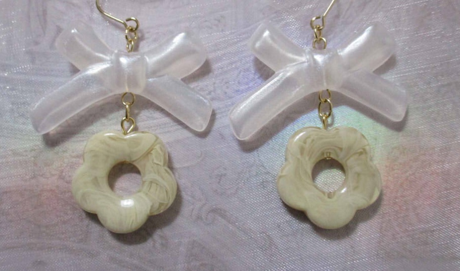 * ハンドメイド ピアス リボン フラワー 花 ビーズ マーブル アクセサリー ゴールド パーツ 揺れる エレガント おしゃれ アート ミニチュア_画像2