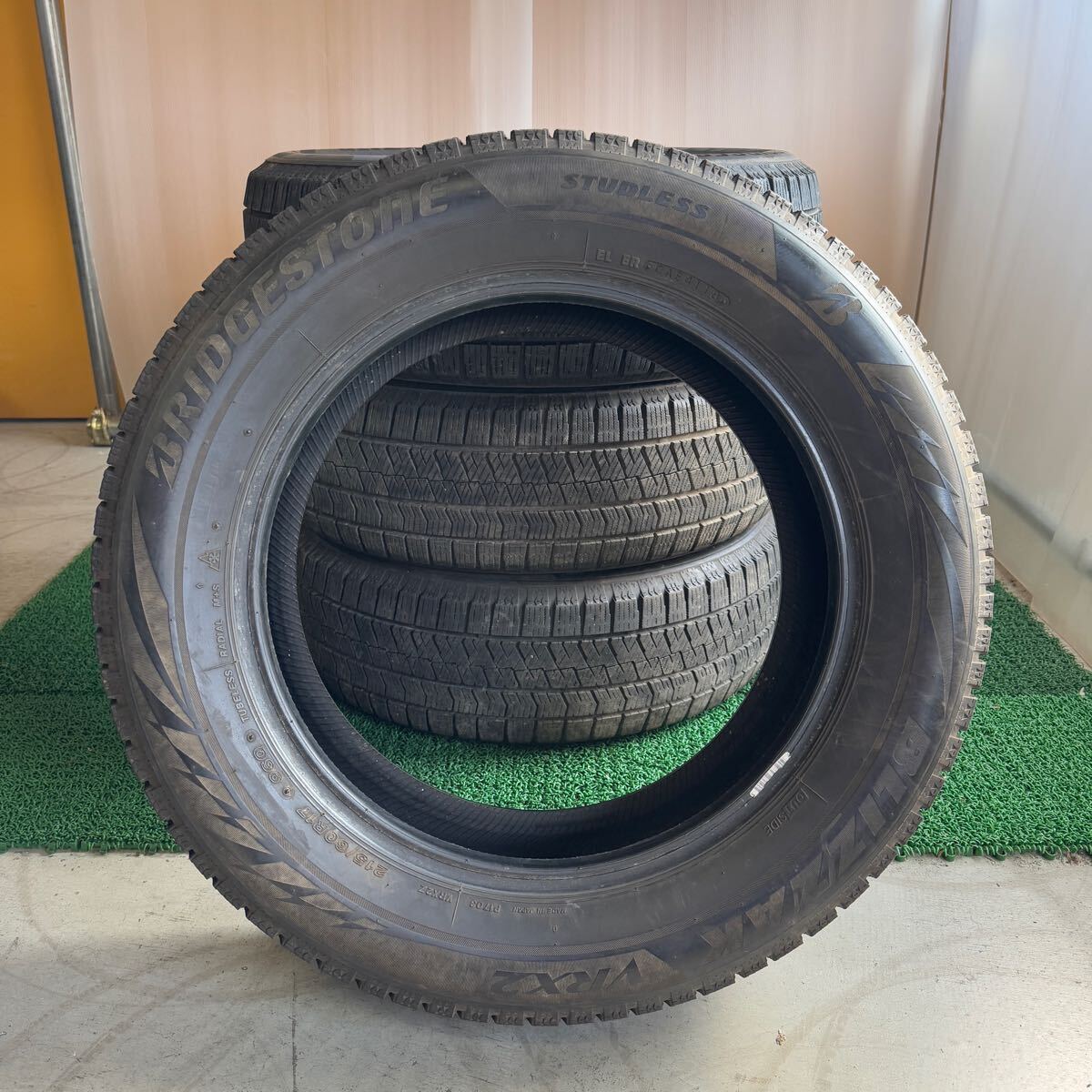 ○3439○冬タイヤ ブリヂストン BLIZZAK VRX2 215/60R17 96Q