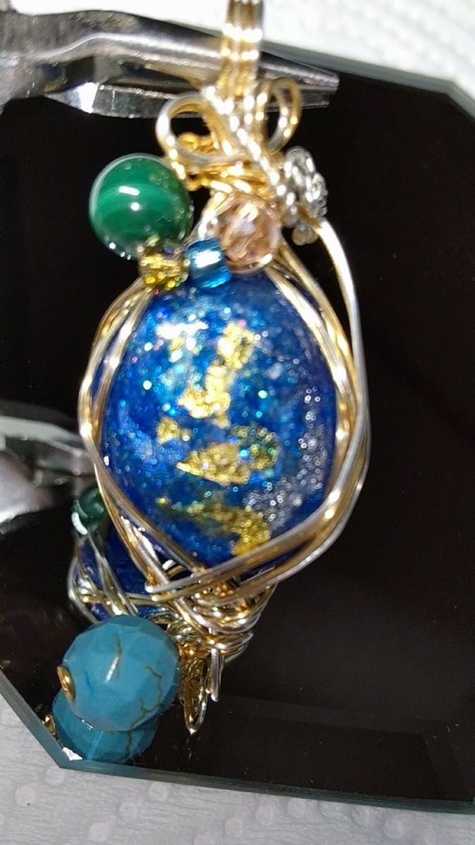 銀河の煌めき りかオリジナル金彩シーグラス 碧と金のグリッター 金箔 ハンドメイドワイヤーラップペンダントトップ 全長約5.7cm