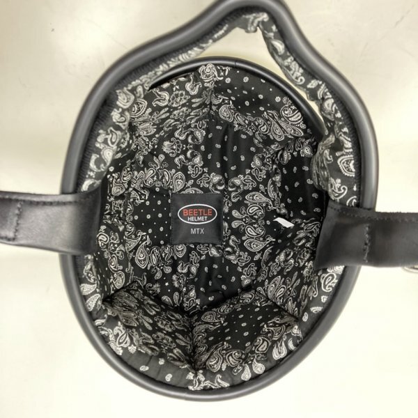 装着例 ヘルメットは付属しません。
