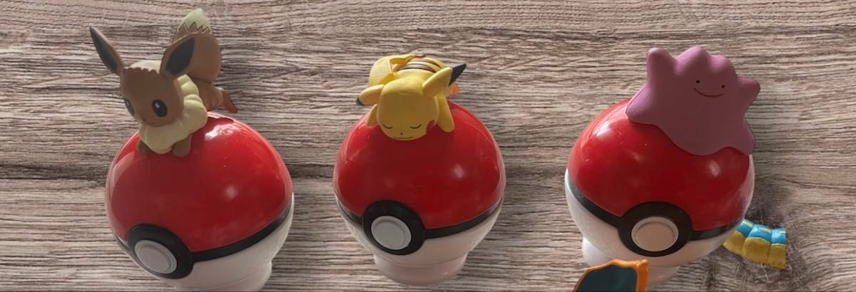 ポケモンフィギュア30体&ポケモンが上に乗っているモンスター