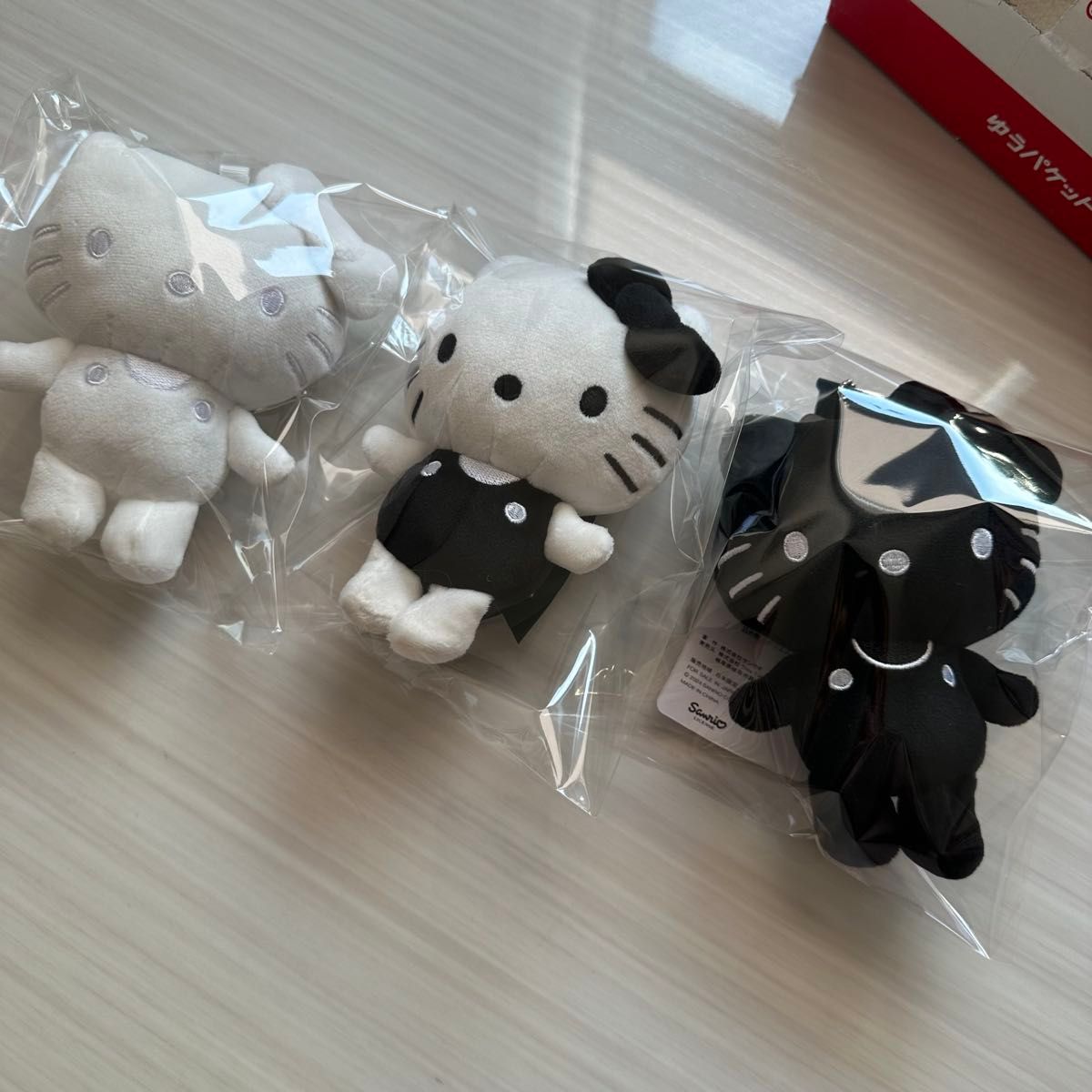 ハローキティマスコットホルダー モノトーンキティちゃん 黒白 ハローキティマスコットホルダー モノトーンキティちゃん 黒白