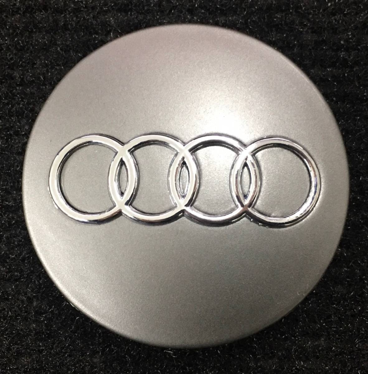 アウディ 純正ホイールセンターハブキャップ グレー 68mm 新品4個 Audi Grey Chrome Center Cap 8D0 601 170 A3 A4 A5 A6 A7 A8 Q5 Q7 TT _画像3