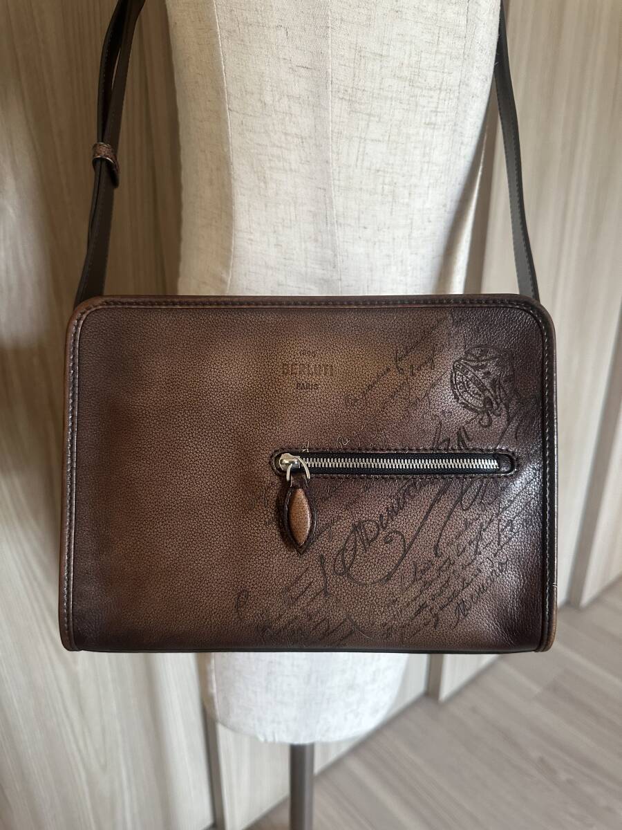 超美品 Berluti JOURNALIER ベルルッティ ジュルナリエ 定価37 9万 Berluti JOURNALIER Scritto Leather Sholder Bag