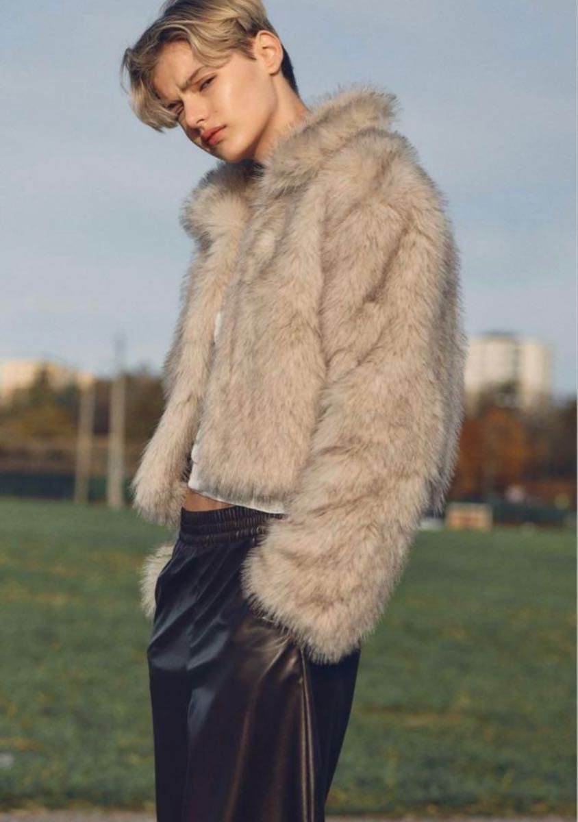 H&M クロップドフラッフィジャケット XLサイズ 完売品 ファー H&M クロップドフラッフィジャケット XLサイズ 完売品 ファー
