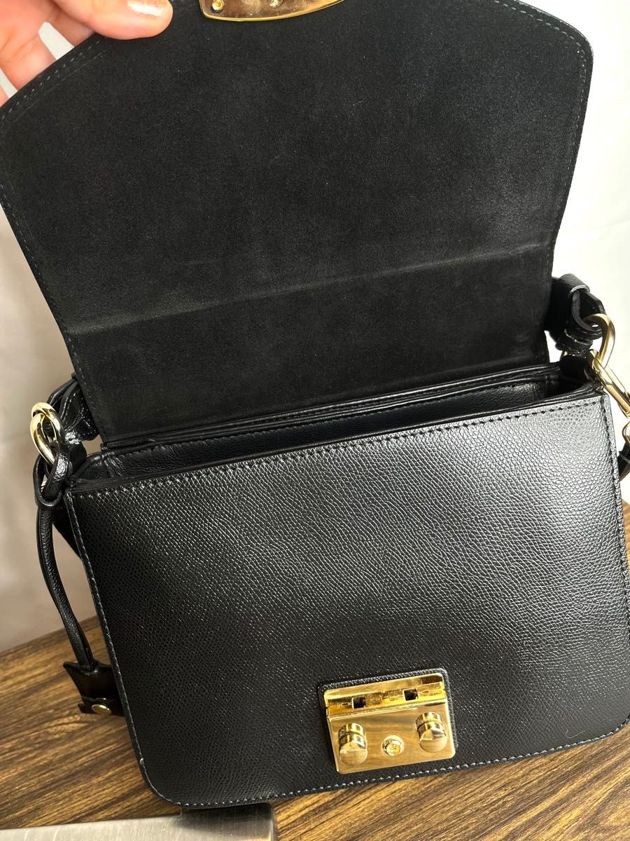美品 FURLA フルラ ショルダーバッグ メトロポリス 白 黒 2way 美品 FURLA フルラ ショルダーバッグ メトロポリス 白 黒 2way