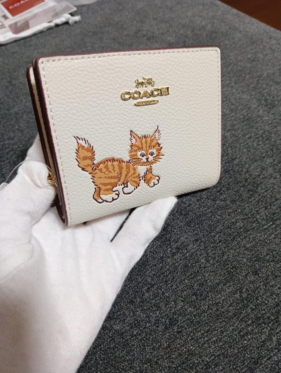 新品未使用】コーチ 折り財布 ダンシングキトゥン ホワイト 白色 新品未使用】コーチ 折り財布 ダンシングキトゥン ホワイト 白色