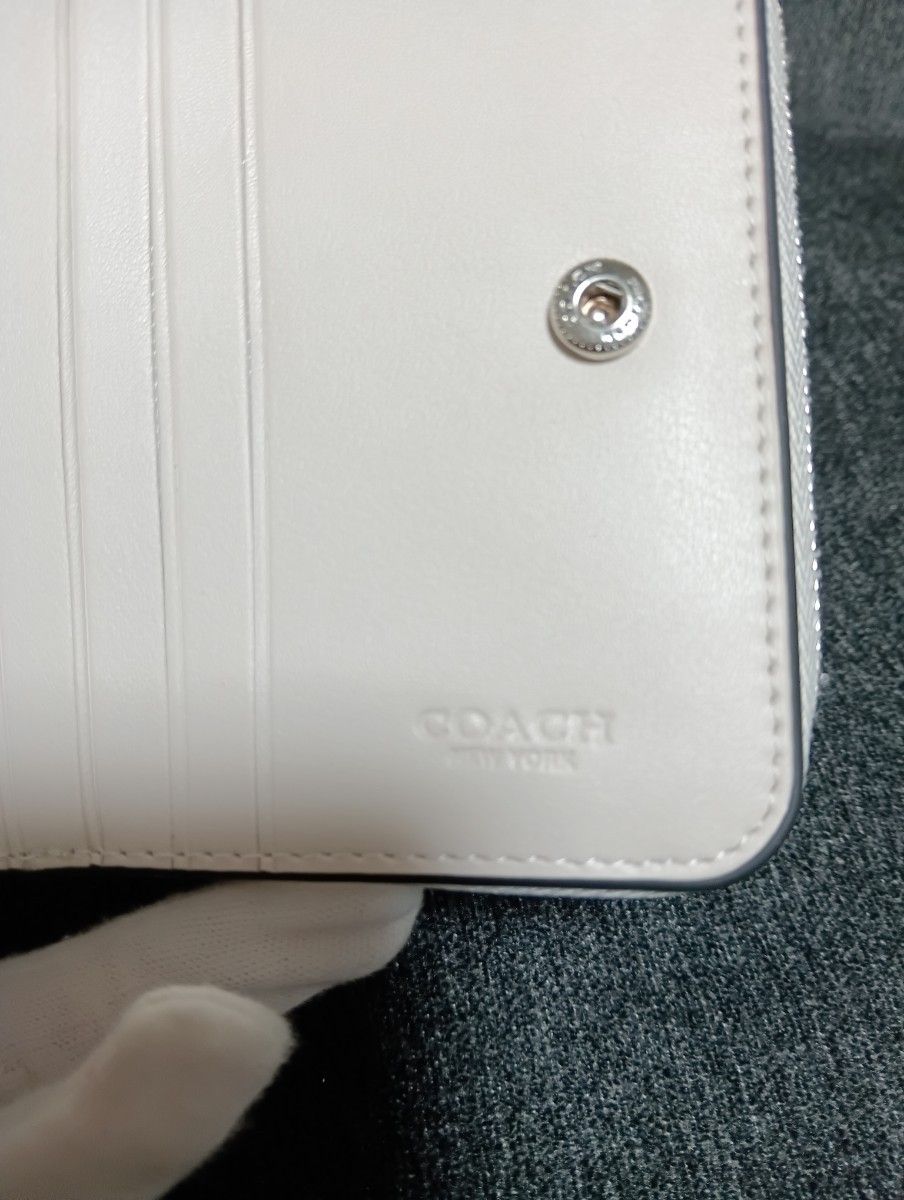 新品未使用】COACH コーチ いちご柄 ホワイト 白色 二つ折り財布 新品未使用】COACH コーチ いちご柄 ホワイト 白色 二つ折り財布