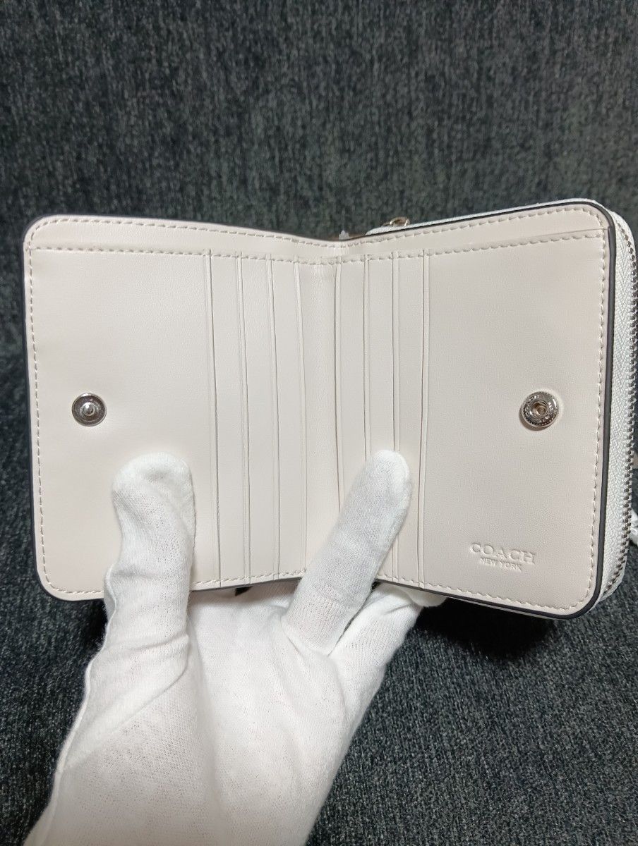 新品未使用】COACH コーチ いちご柄 ホワイト 白色 二つ折り財布 新品未使用】COACH コーチ いちご柄 ホワイト 白色 二つ折り財布