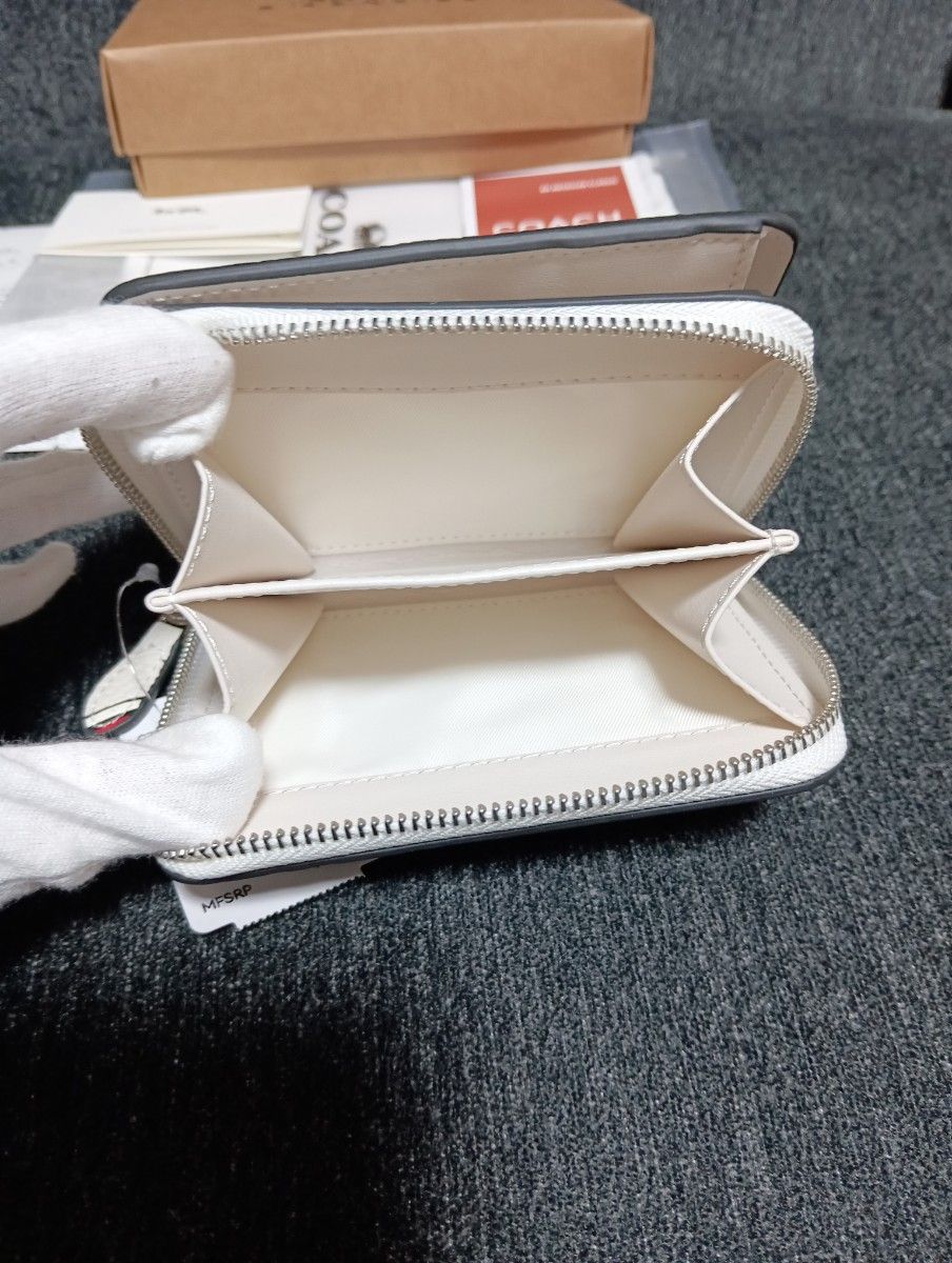 新品未使用】COACH コーチ いちご柄 ホワイト 白色 二つ折り財布 新品未使用】COACH コーチ いちご柄 ホワイト 白色 二つ折り財布