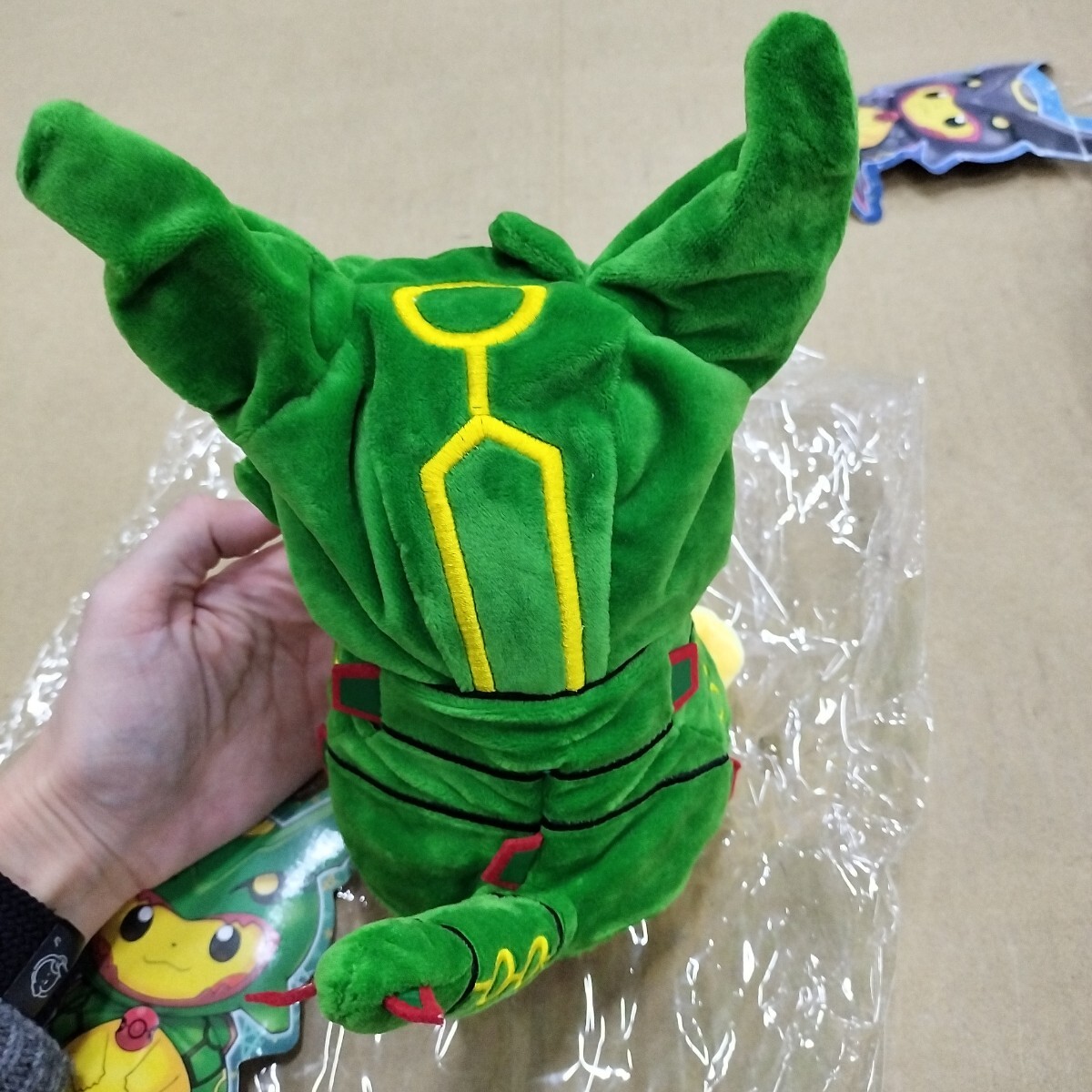 新品ポンチョを着たピカチュウ黒 緑レックウザぬいぐるみ|Yahoo 新品ポンチョを着たピカチュウ黒 緑レックウザぬいぐるみ|Yahoo