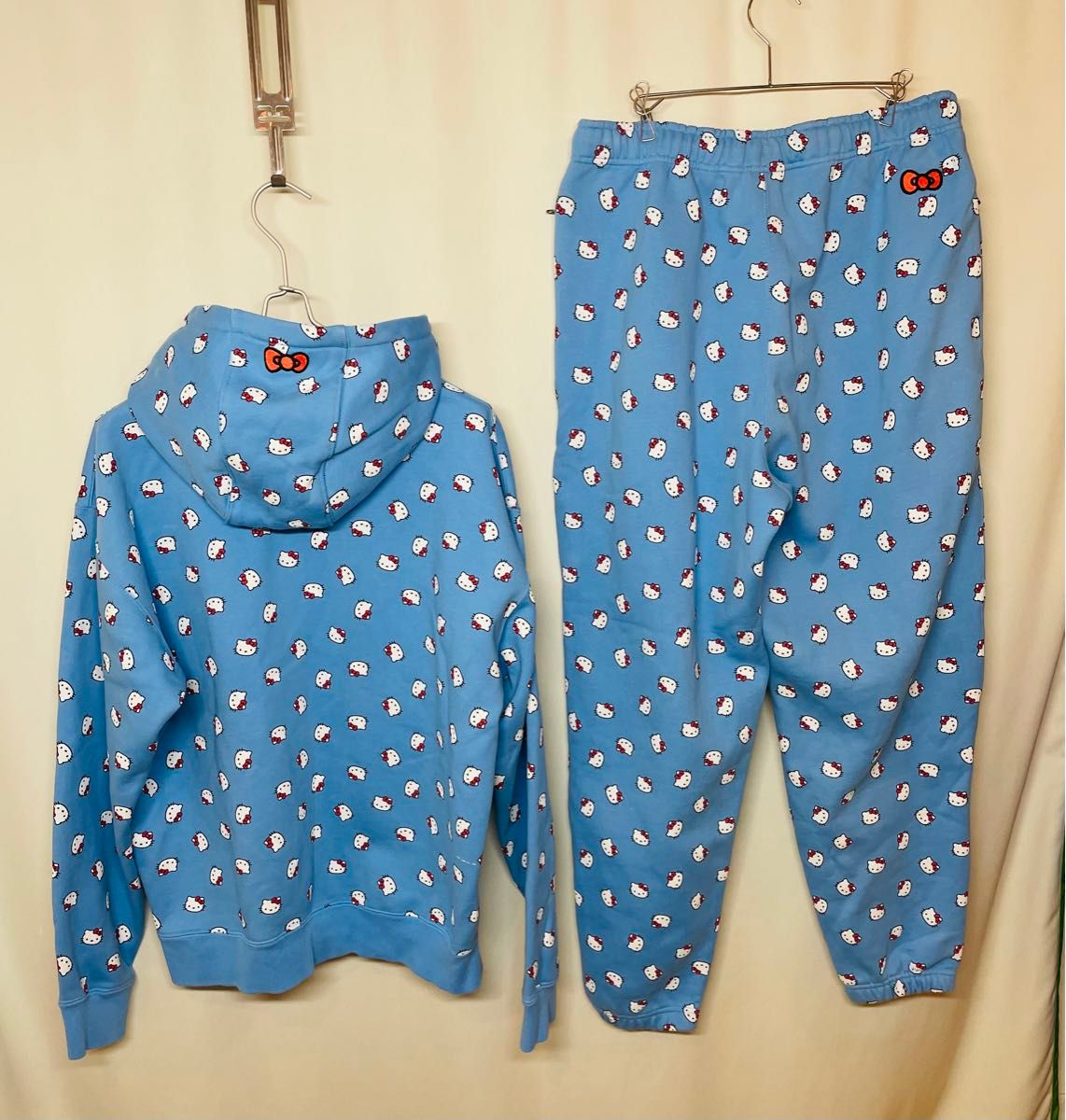 NIKE × Hello Kittyコラボ パンツ パーカー セット Lサイズ NIKE × Hello Kittyコラボ パンツ パーカー セット Lサイズ