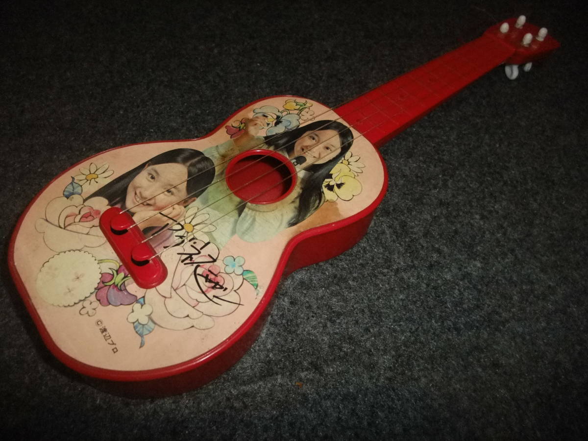 40 year about ... UGG nes Chan. in photograph just . ukulele ( red plastic ). toy made in Japan 